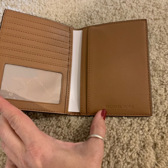 Michael Kors passport wallet - Picture 2 of 4